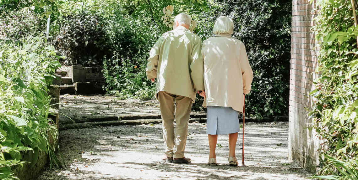 Zwei Senioren gehen zusammen spazieren